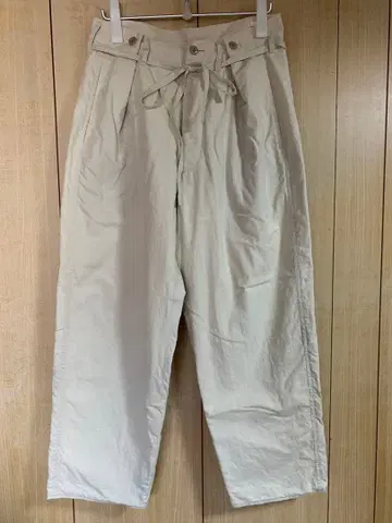 블럼스 23SS 셀비지 트윌 버튼 턱 이지 팬츠