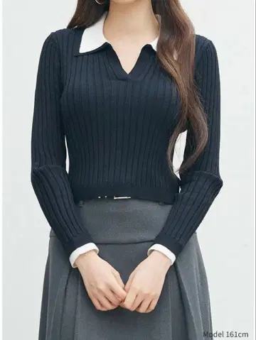 네이비 카라 부착 V넥 니트