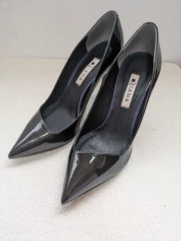 [ 시착만 한 미사용 ] 다이애나 블랙 에나멜 스틸레토 24.0