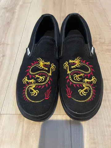 Vans 드래곤 자수 슬립온 블랙