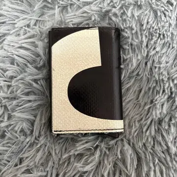 블랙과 금색 합성 피혁 카드 케이스