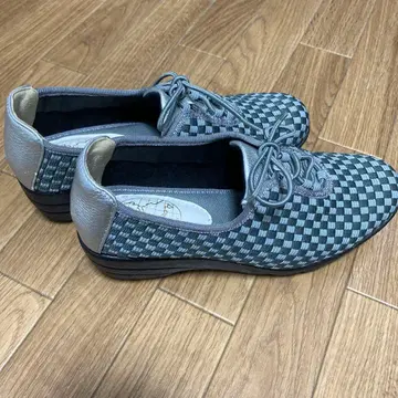 그레이 계열 체크 무늬 캐주얼 슈즈