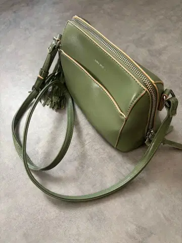 올리브 그린 숄더백