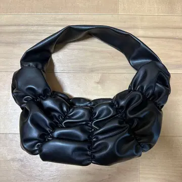 블랙 숄더백 지퍼 포함