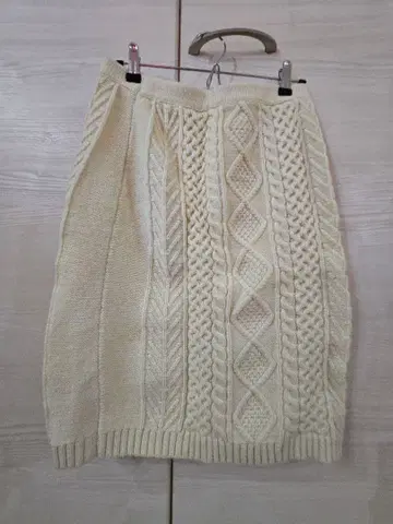 크림색 케이블 니트 타이트 스커트 M 사이즈