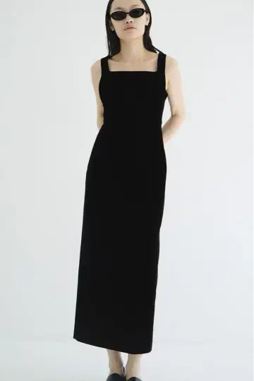 CLANE SQUARE NECK STRAIGHT ONE PIECE