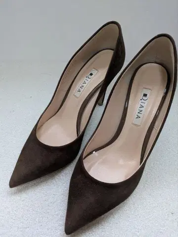 다이애나 브라운 스웨이드 하이힐 펌프스