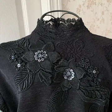 꽃무늬 자수 하이넥 긴팔 상의 블랙