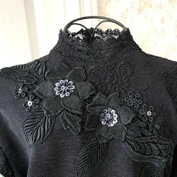꽃무늬 자수 하이넥 긴팔 상의 블랙