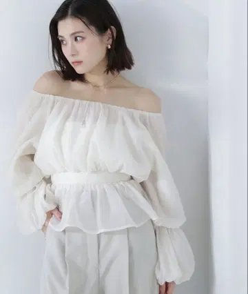 시어 개더 페플럼 블라우스 NATURAL BEAUTY BASIC