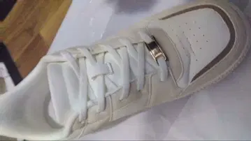 화이트 스니커즈 합성 피혁