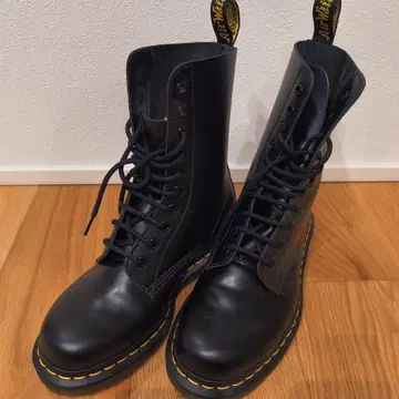 미사용 Dr. Martens 블랙 가죽 부츠