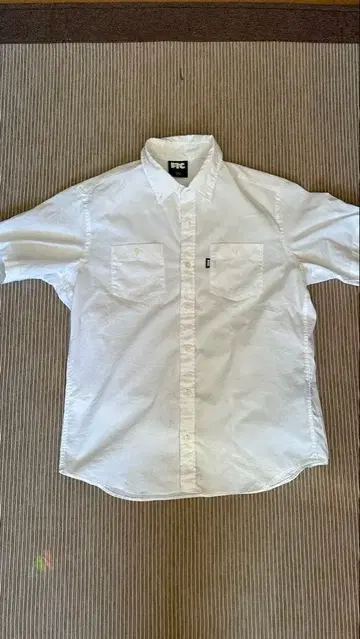 FTC. 화이트 반팔 셔츠 포켓 부착