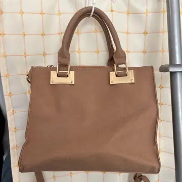 베이지 핸드백 골드 금장 장식