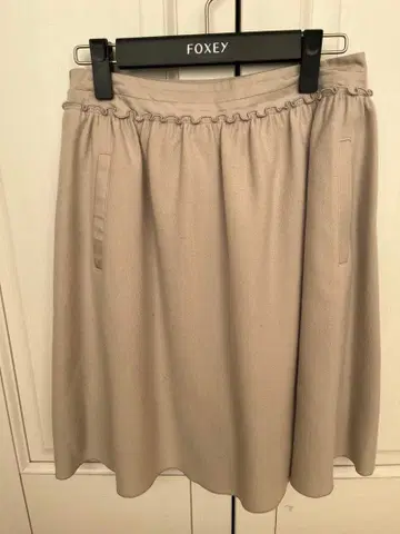 FOXEY 따뜻한 울 베이지 플레어 스커트 무릎 기장 38