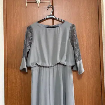 그레이 레이스 소매 플레어 드레스