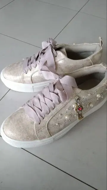 반짝이는 비쥬 스니커즈 사이즈 M 미사용 새상품