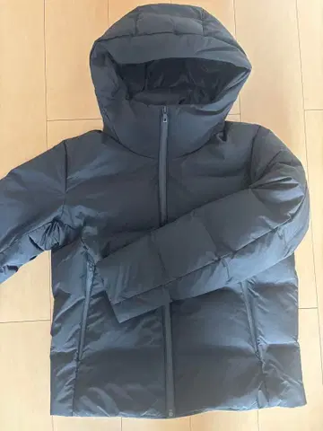 유니클로 UNIQLO 심리스 다운 파카 자켓 블랙 M 사이즈