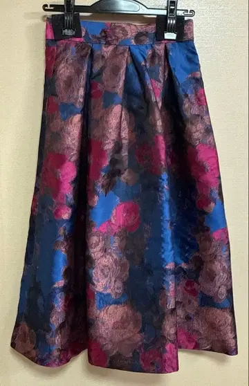 ROSE BUD 플라워 무늬 턱 스커트