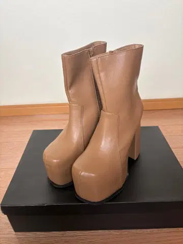 EMODA 베이지 하이힐 부츠