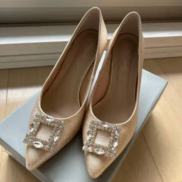 비쥬 장식 베이지 스틸레토 펌프스