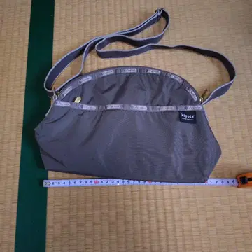 레스포삭 그레이 나일론 숄더백