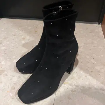 RANDA 비쥬 장식 블랙 스웨이드풍 부티