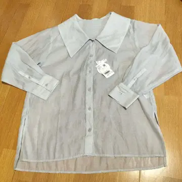 연한 파란색의 큰 옷깃이 달린 긴팔 셔츠