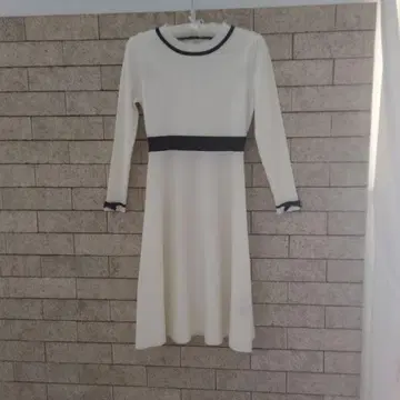 화이트 긴팔 무릎 기장 원피스 토코 클로젯