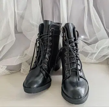 블랙 레이스업 부츠 중간 힐