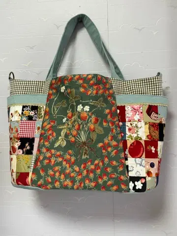 딸기 무늬 패치워크 토트백