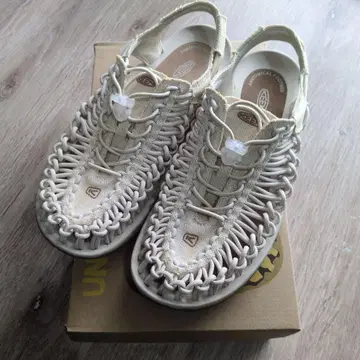 KEEN UNEEK CANVAS 샌들