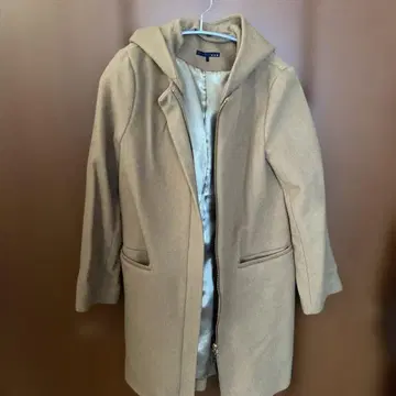 후드 부착 베이지 울 코트