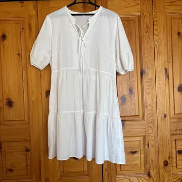 화이트 티어드 반팔 미니 원피스