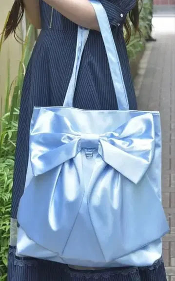 axes femme 세로형 빅 리본 토트 스카이블루