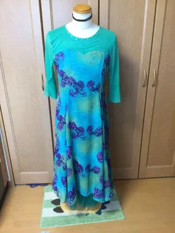 청록색 보라색 무늬 7부 소매 롱 원피스