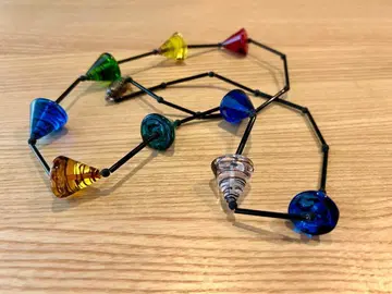 컬러풀한 트라이앵글 비즈 목걸이