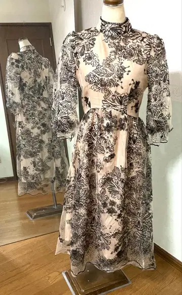 꽃무늬 자수 긴팔 원피스