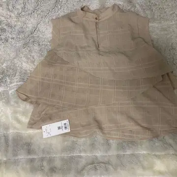 내추럴 뷰티 베이지 체크 무늬 슬리브리스 블라우스