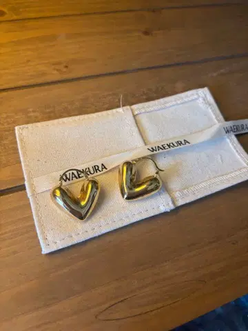 WAEKURA 골드 하트형 귀걸이