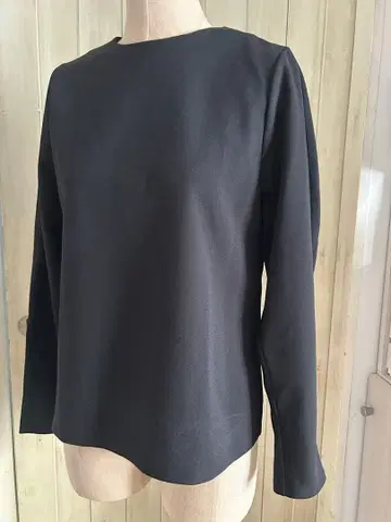 새상품급 ADORE 어도어 38 사이즈 블랙 긴팔 상의 백 지퍼 포함