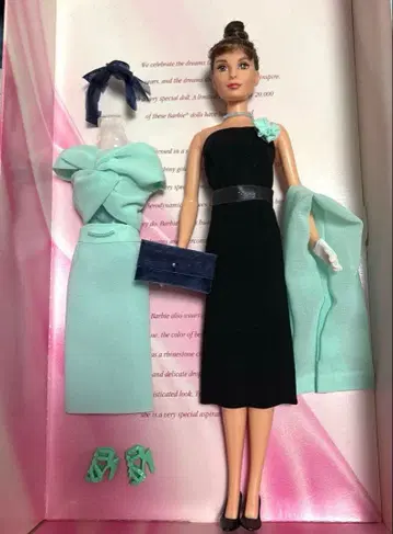 바비 인형 오드리와 옷 갈아입기