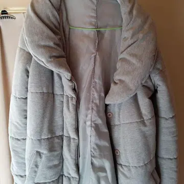 그레이 다운 자켓 버튼 부착 후드 부착