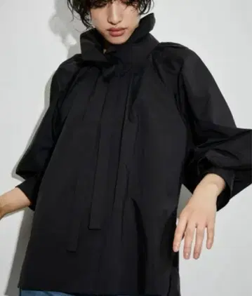 새상품급 ADAM ET ROPE' 메모리 타프타 스탠드넥 블라우스 보타이