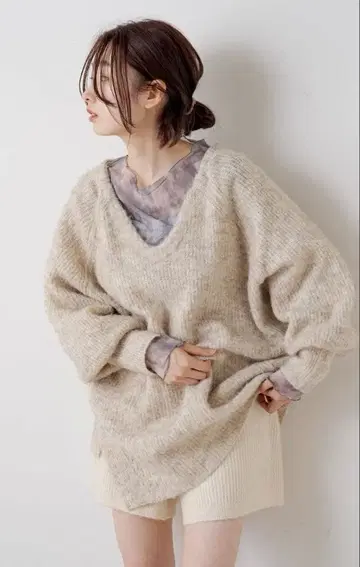 오버 사이즈 베이지 니트 V넥