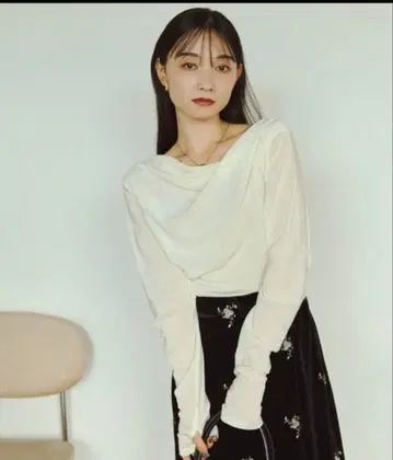 VANNIE U 핑거 드레이프 플로키 상의