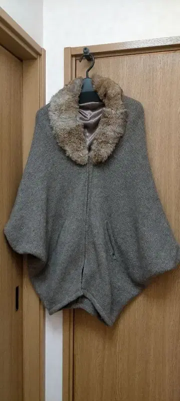 JEANASIS 퍼 달린 니트 자켓 판초