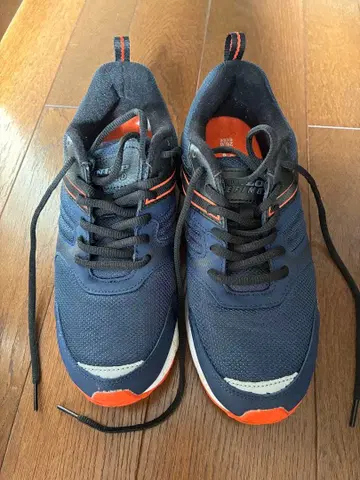 네이비 러닝화 오렌지 악센트