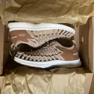 KEEN 베이지 스포츠 샌들 뜨개질 디자인