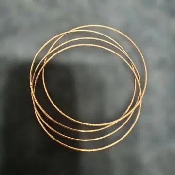 골드 메탈 뱅글 여러 개 착용 가능
